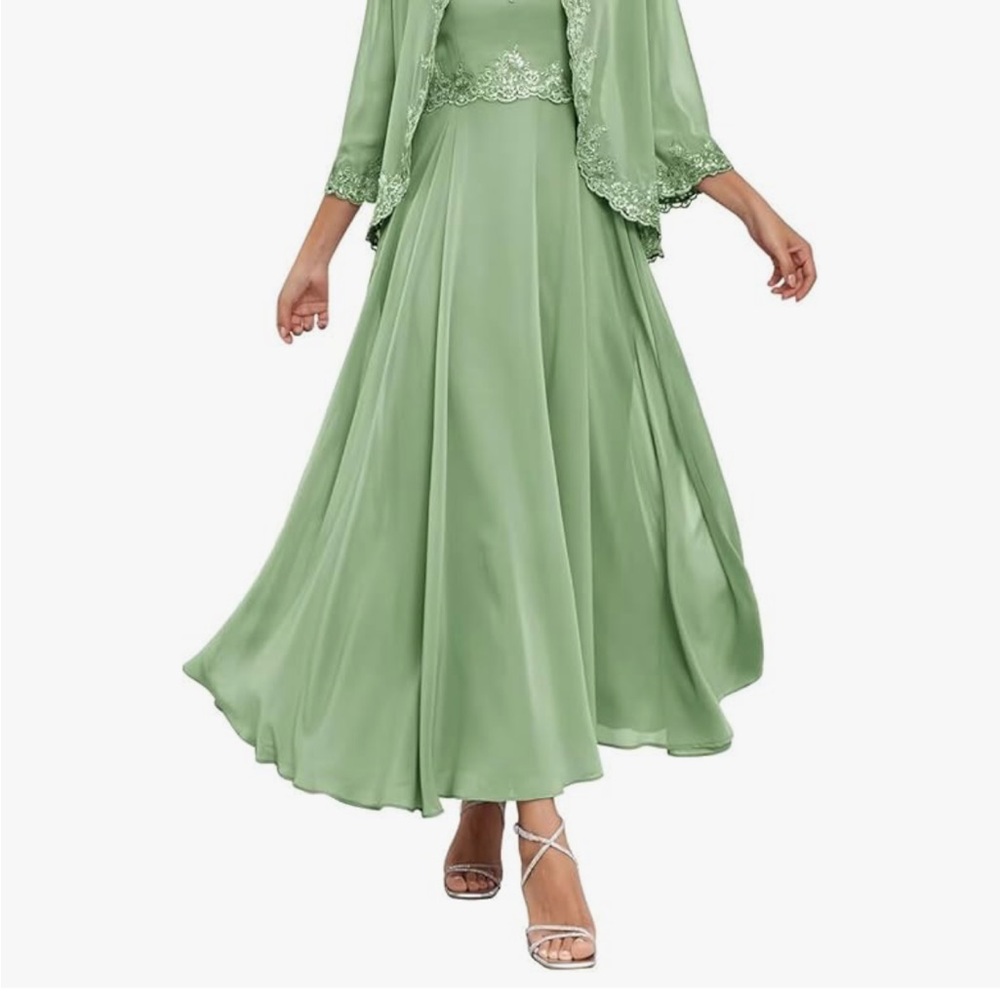 Elegant Green Lace-Trimmed Dress - Picture 6 of 8